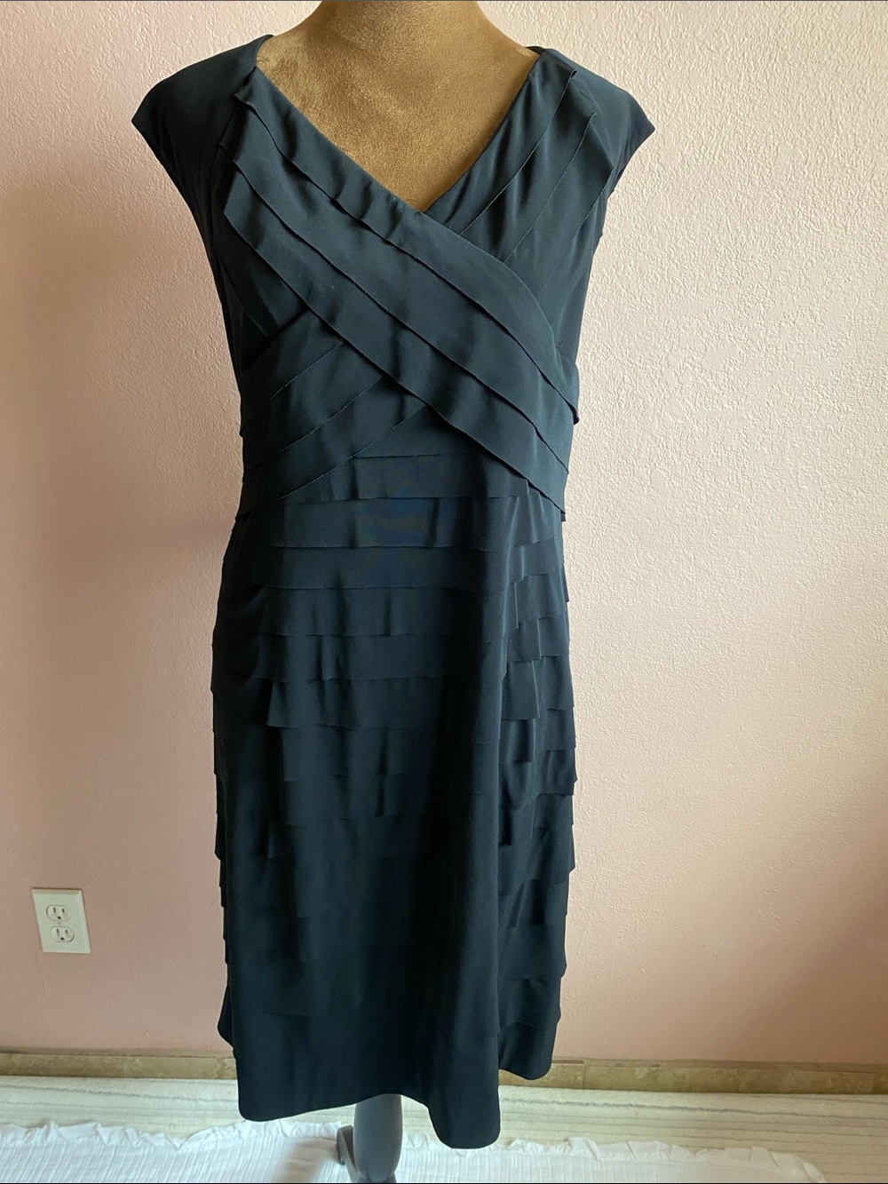 JONES NEW YORK Black Ruffle-Detail Cap Sleeve V-Neck Midi Dress